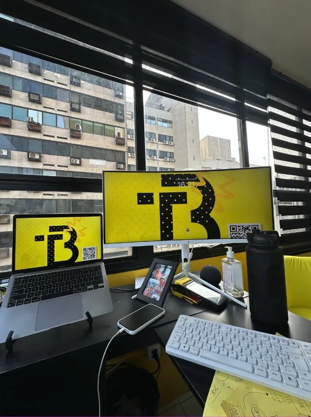 Mesa de trabalho com vista para o centro de Campinas
